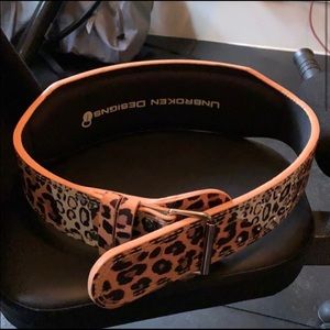 Unbroken design weightlifting belt